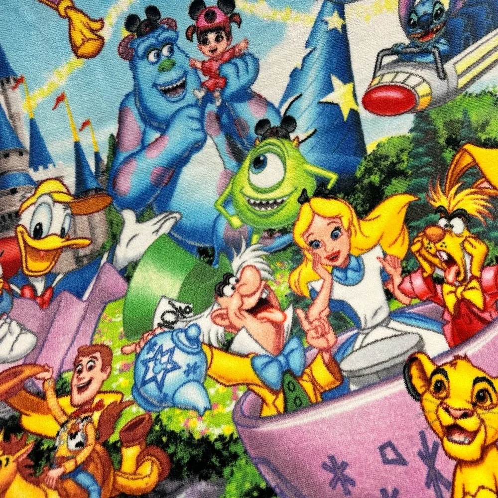 DISNEY PARKS WALT DISNEY WORLD MICKEY & FRIENDS BEACH TOWEL